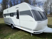 Schräg Vorne Hobby De Luxe 545 KMF Auflastung inkl. Alufelgen