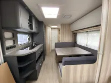 Sicht vorne-hinten Hobby De Luxe 545 KMF Auflastung inkl. Alufelgen