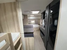 Sicht vorne-hinten Hobby De Luxe 545 KMF Auflastung inkl. Alufelgen