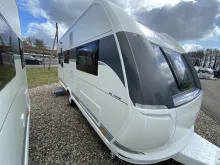 Schräg Vorne Hobby De Luxe 495 UL Auflastung 1.800 kg