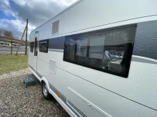 Seitlich Hobby De Luxe 495 UL Auflastung 1.800 kg