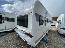 Schräg Hinten Hobby De Luxe 495 UL Auflastung 1.800 kg