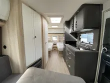 Sicht vorne-hinten Hobby De Luxe 495 UL Auflastung 1.800 kg