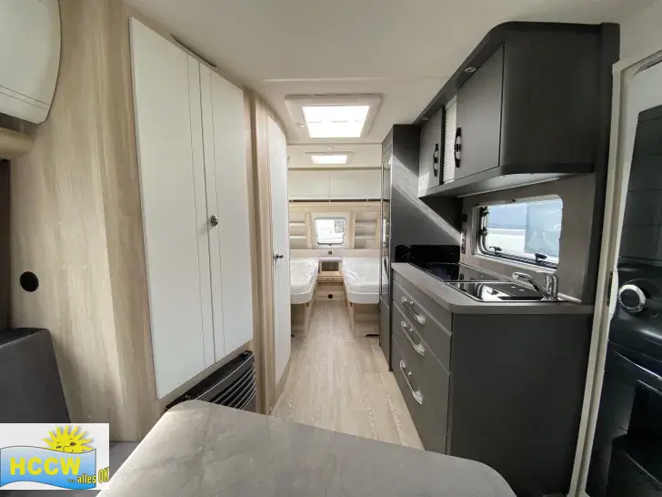 Sicht vorne-hinten Hobby De Luxe 495 UL Auflastung 1.800 kg