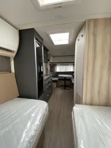 Sicht vorne-hinten Hobby De Luxe 495 UL Auflastung 1.800 kg