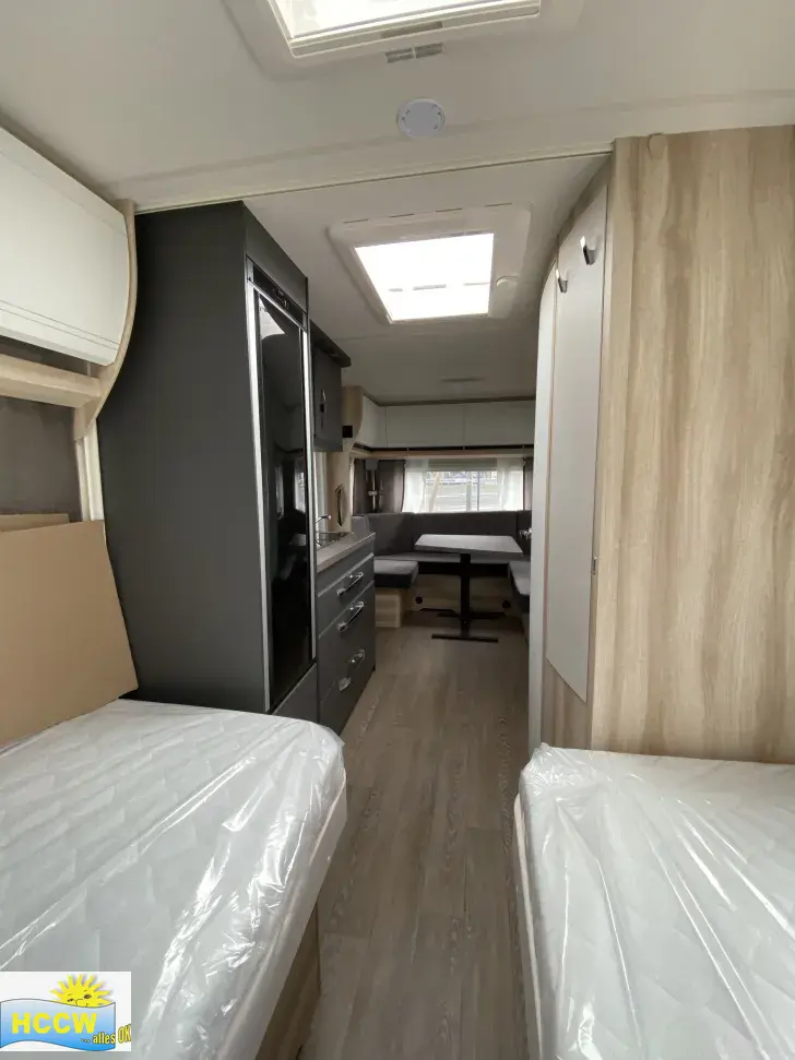 Sicht vorne-hinten Hobby De Luxe 495 UL Auflastung 1.800 kg