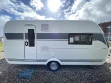 Seitlich Hobby De Luxe 460 SFf Auflastung