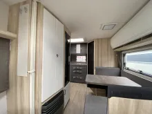 Sicht vorne-hinten Hobby De Luxe 460 SFf Auflastung