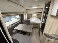 Sicht vorne-hinten Hobby De Luxe 460 SFf Auflastung