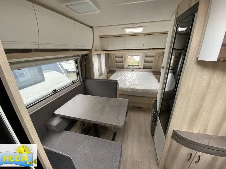 Sicht vorne-hinten Hobby De Luxe 460 SFf Auflastung