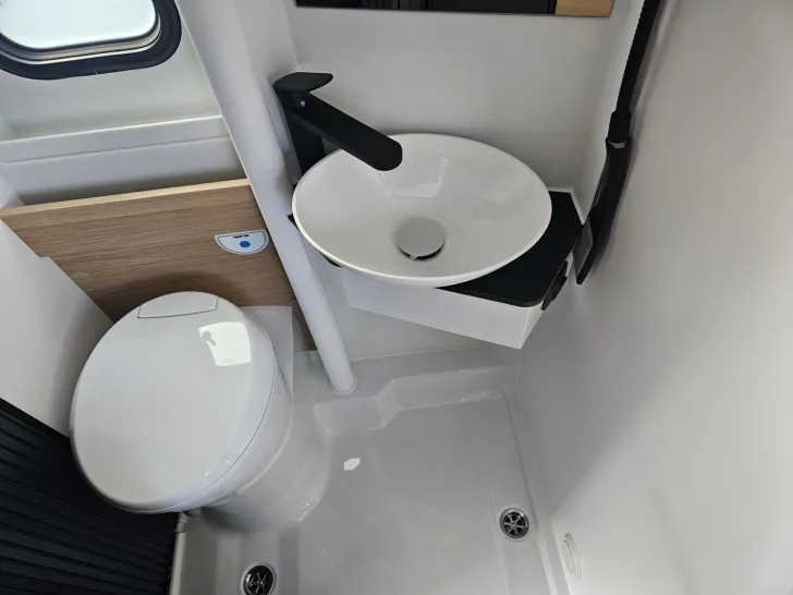 Fahrzeugbild Adria Twin ALL-IN 640 SGX Solar|Markise|Rückfahrwarner #8