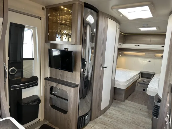 Fahrzeugbild Hobby Prestige 560 LU Mover; Markise; ETS; TV-Gerät #8