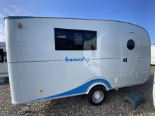 Seitlich Hobby Beachy 450 Meerblau