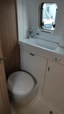 Toilette Weinsberg CaraBus 600 MQ 130 PS Automatik 1060-105