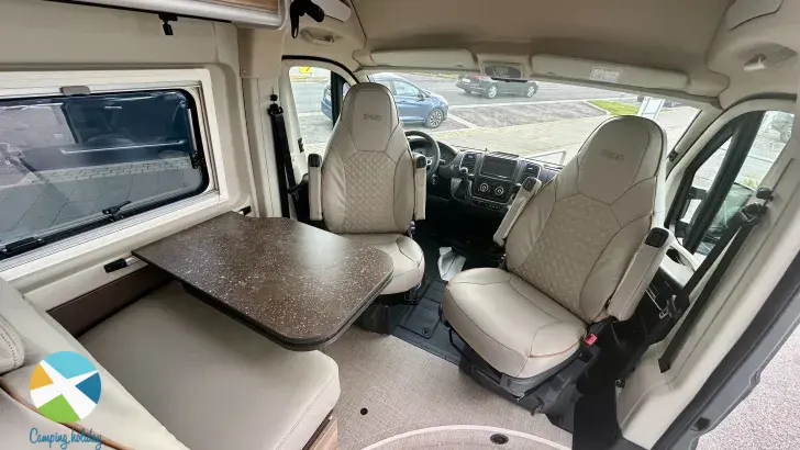 Sicht vorne-hinten Bürstner B66 600 C Rooftop