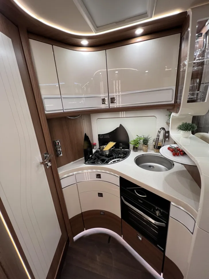 Fahrzeugbild Carthago chic e-line I 50 LE DA Mercedes (341) #22