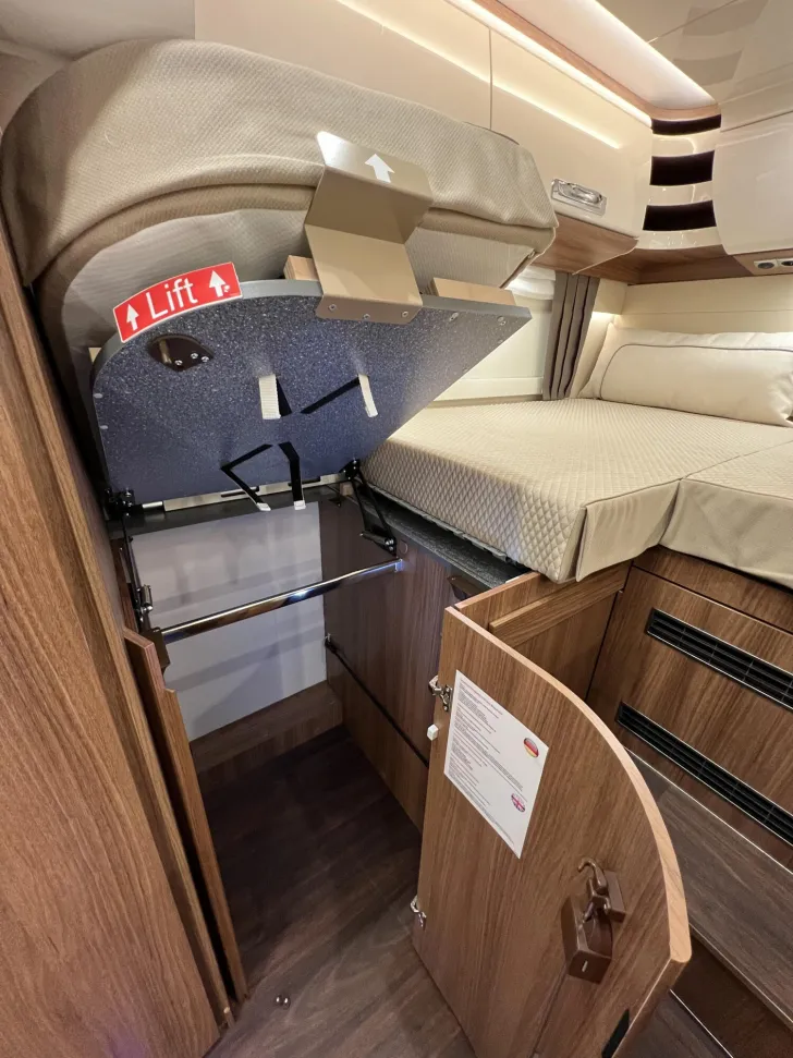 Fahrzeugbild Carthago chic e-line I 50 LE DA Mercedes (341) #30