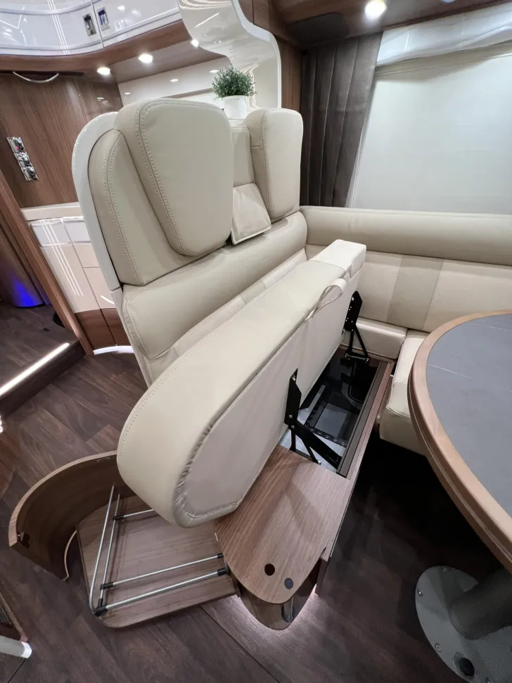 Fahrzeugbild Carthago chic e-line I 50 LE DA Mercedes (341) #40
