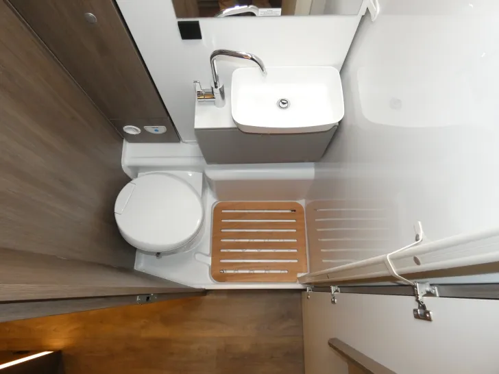 Fahrzeugbild Carado T 338 EDITION24 - Hubbett, Luftfederung, Solar #24