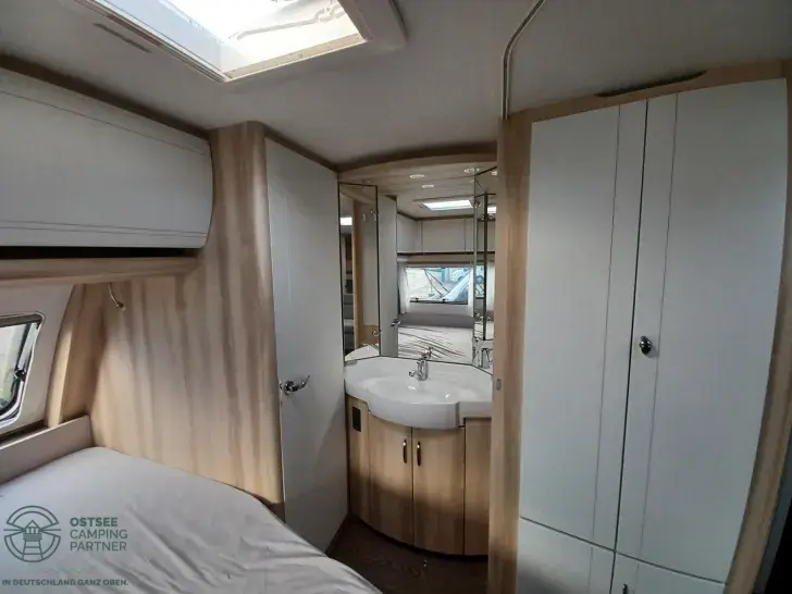 Fahrzeugbild Hobby De Luxe 560 KMFe 2025 - Festtoiltte #15