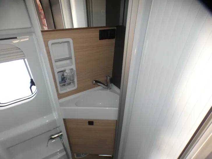 Fahrzeugbild Malibu Van First Class - Two Rooms 640 LE RB charming GT skyview #18