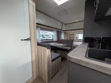 Fahrzeugbild Hobby De Luxe 490 KMF 1800kg/Fußbodenerwärmung/Dunstabzugshaube #5