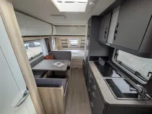 Fahrzeugbild Hobby De Luxe 490 KMF 1800kg/Fußbodenerwärmung/Dunstabzugshaube #9