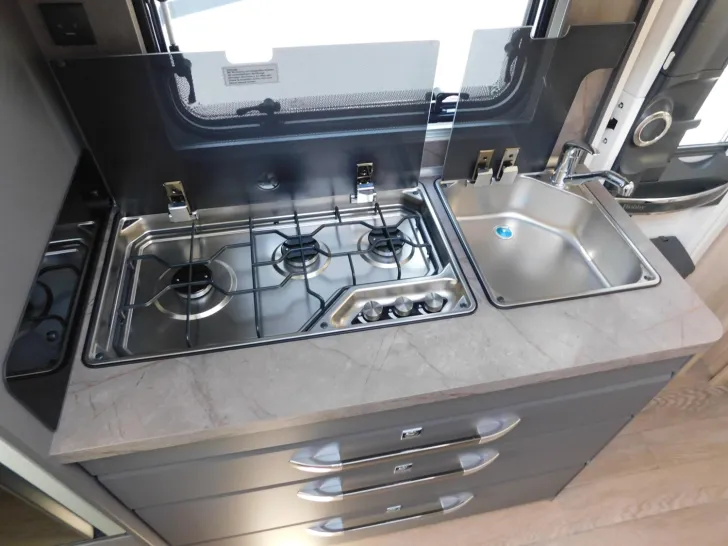 Fahrzeugbild Hobby De Luxe 490 KMF Verfügbar ab November 2026 #16