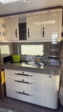 Küchen Hobby Prestige 560 WFU Dachklimaanlage