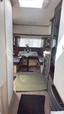 Sicht vorne-hinten Hobby De Luxe 540 UL Auflastung 1800 kg