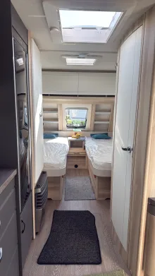 Sicht vorne-hinten Hobby De Luxe 540 UL Auflastung 1800 kg