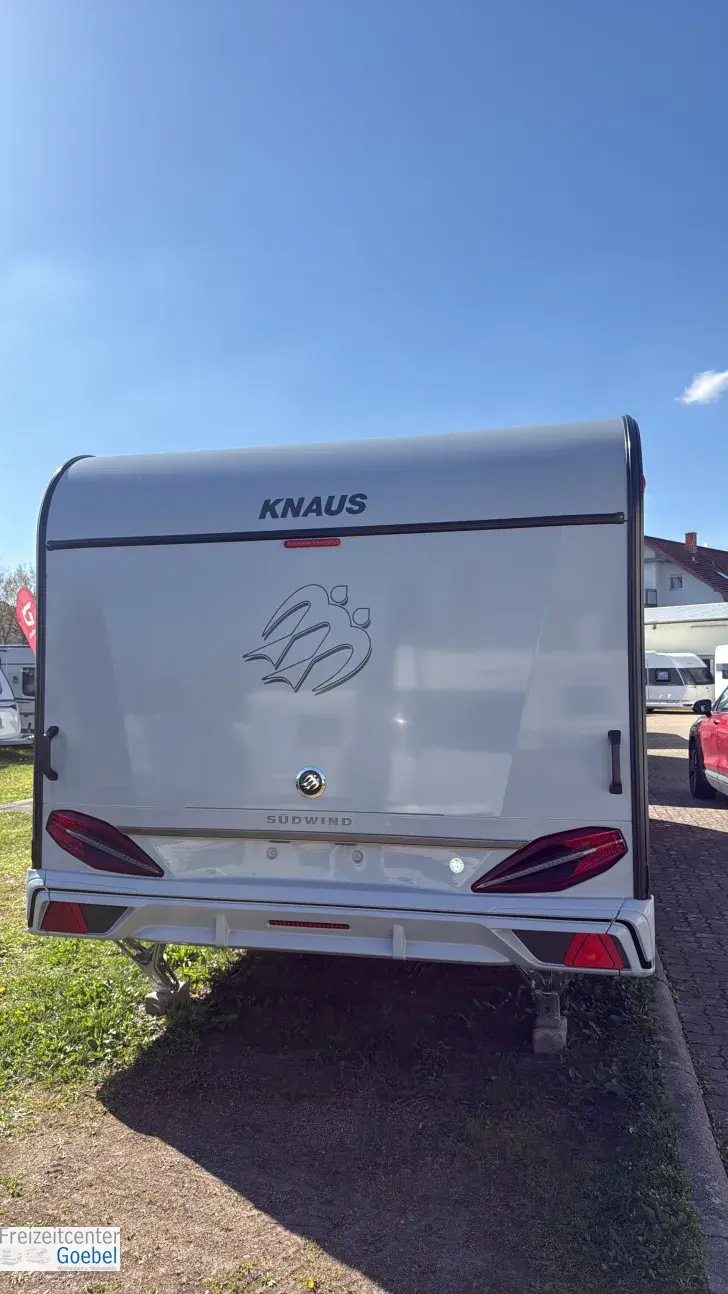 Frontal Hinten Knaus Südwind 650 PEB Black Selection