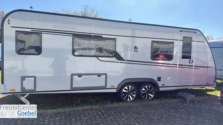 Seitlich Knaus Südwind 650 PEB Black Selection