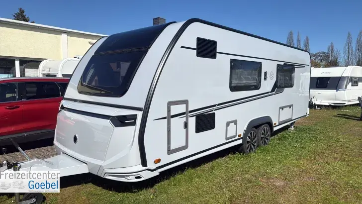 Schräg Hinten Knaus Südwind 650 PEB Black Selection