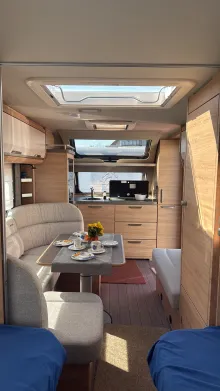 Sicht vorne-hinten Knaus Südwind 650 PEB Black Selection