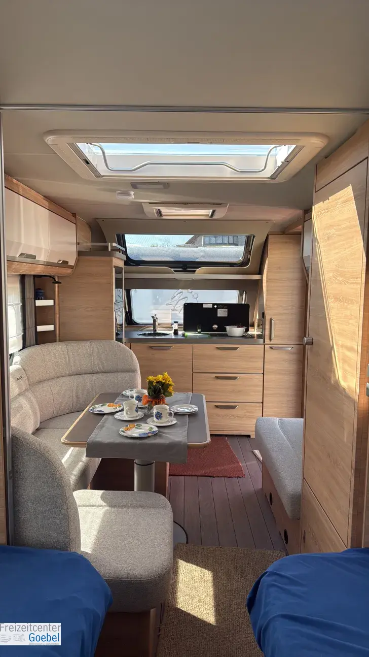 Sicht vorne-hinten Knaus Südwind 650 PEB Black Selection