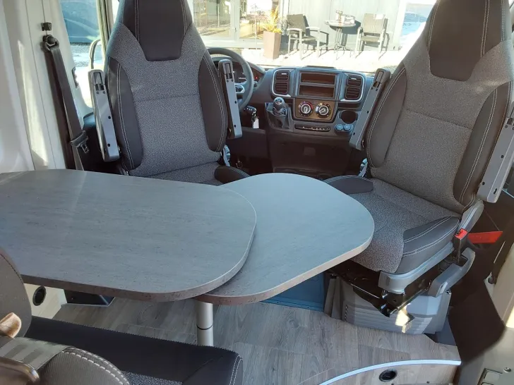 Fahrzeugbild Sunlight Cliff 600 Peugeot #12