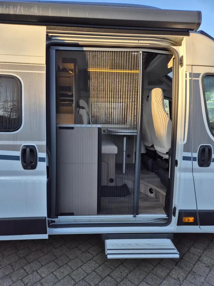 Fahrzeugbild Carado CV640 PRO+ Aufstelldach*Schwenkbad* #8