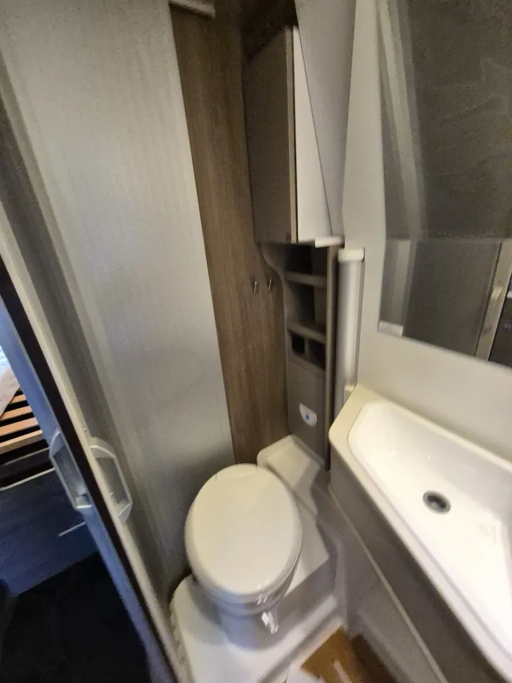 Fahrzeugbild Carado CV640 PRO+ Aufstelldach*Schwenkbad* #24