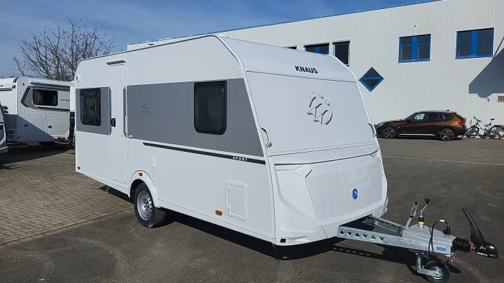 Schräg Vorne Knaus Sport 450 FU 1800 kg/Ambientel/LED Umriss