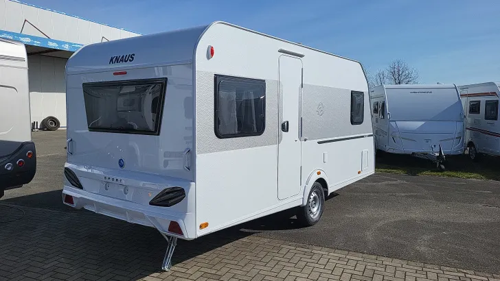 Schräg Hinten Knaus Sport 450 FU 1800 kg/Ambientel/LED Umriss