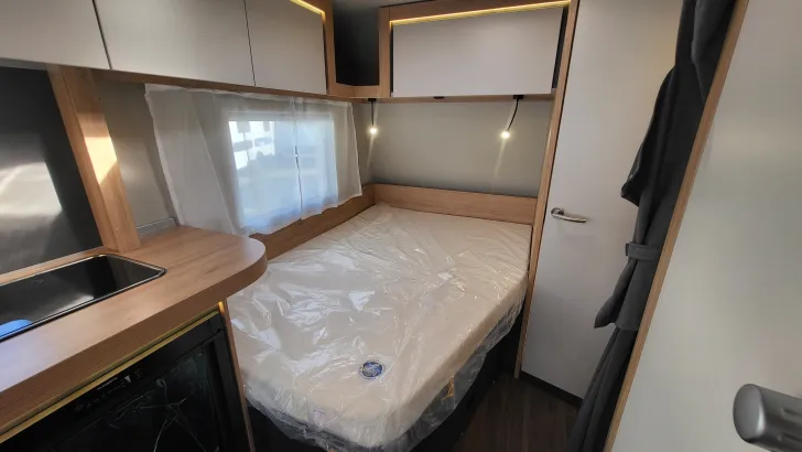 Betten Knaus Sport 450 FU 1800 kg/Ambientel/LED Umriss