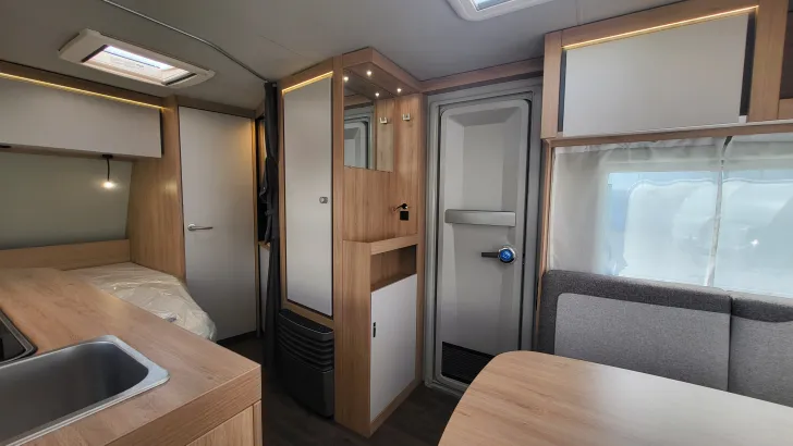 Etagenbetten Knaus Sport 450 FU 1800 kg/Ambientel/LED Umriss