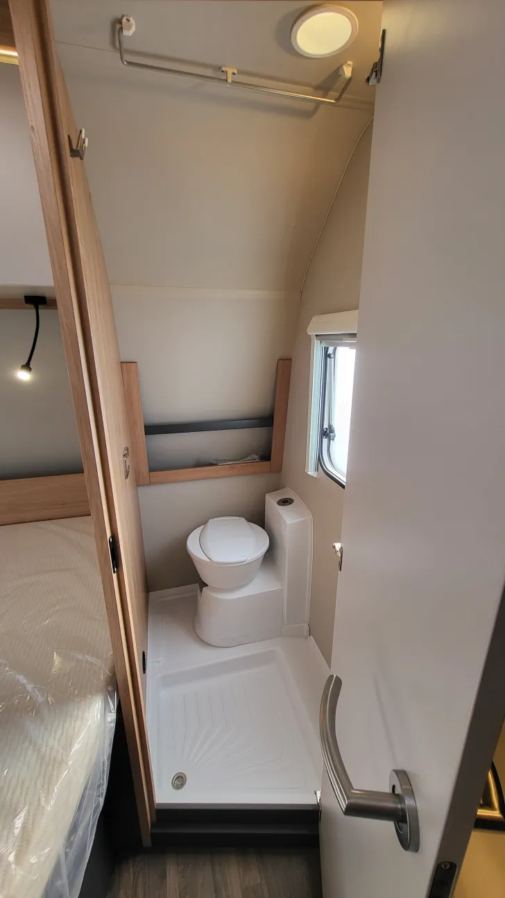 Toilette Knaus Sport 450 FU 1800 kg/Ambientel/LED Umriss