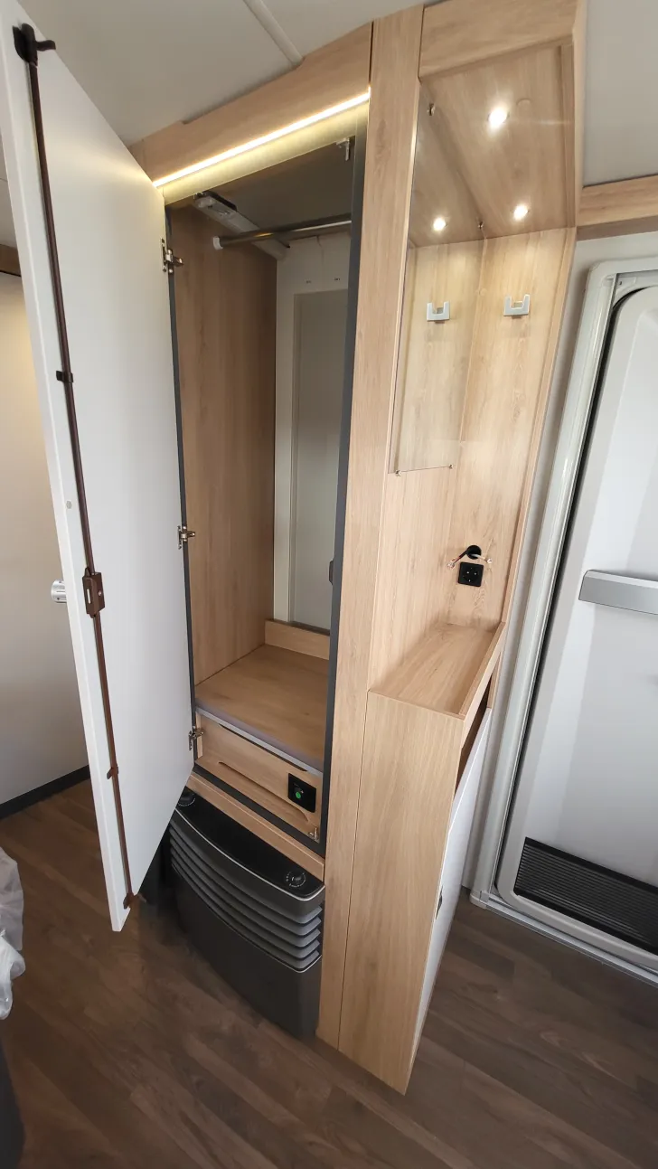 TV-Vorbereitung Knaus Sport 450 FU 1800 kg/Ambientel/LED Umriss