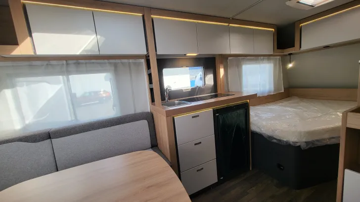 Fahrerhaus Knaus Sport 450 FU 1800 kg/Ambientel/LED Umriss