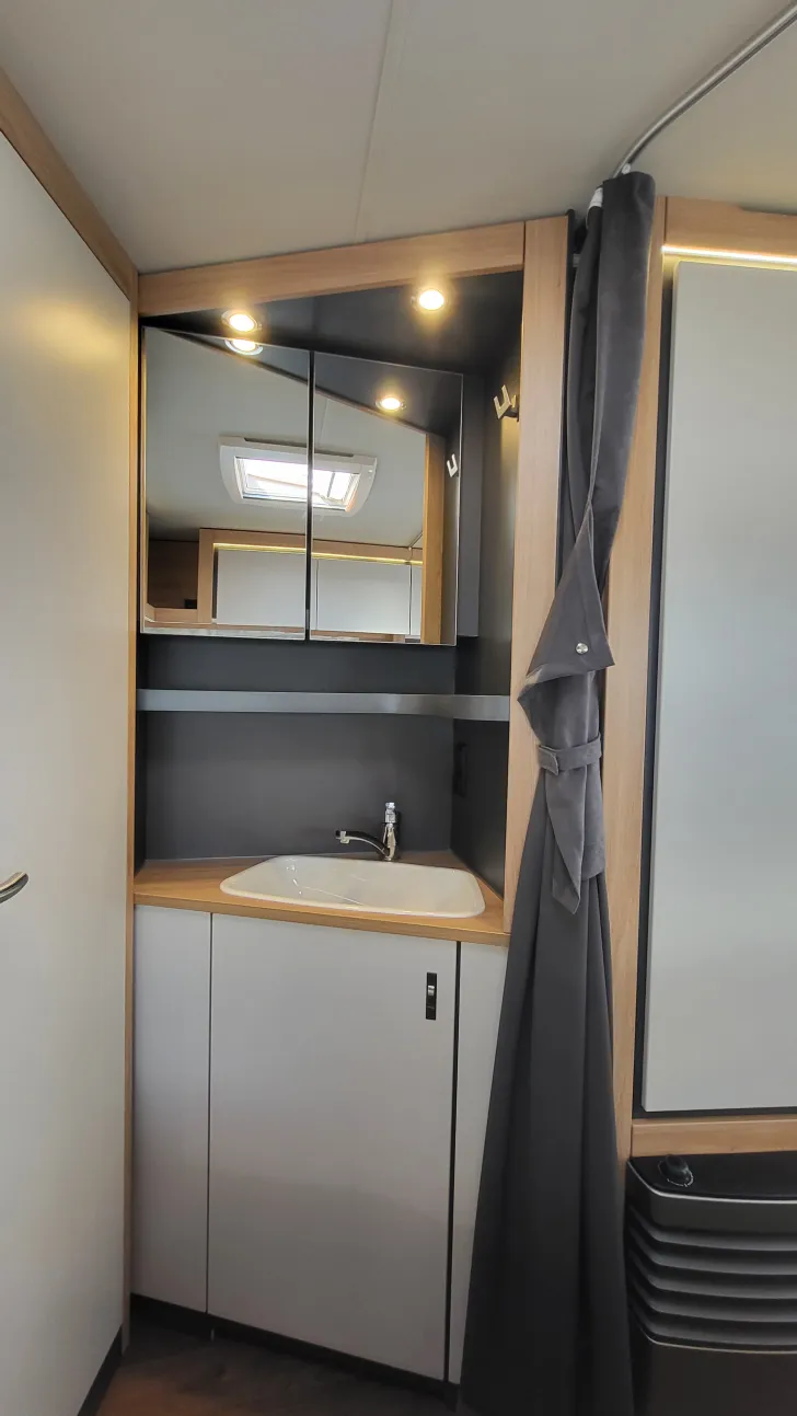 Fahrerhaus Knaus Sport 450 FU 1800 kg/Ambientel/LED Umriss