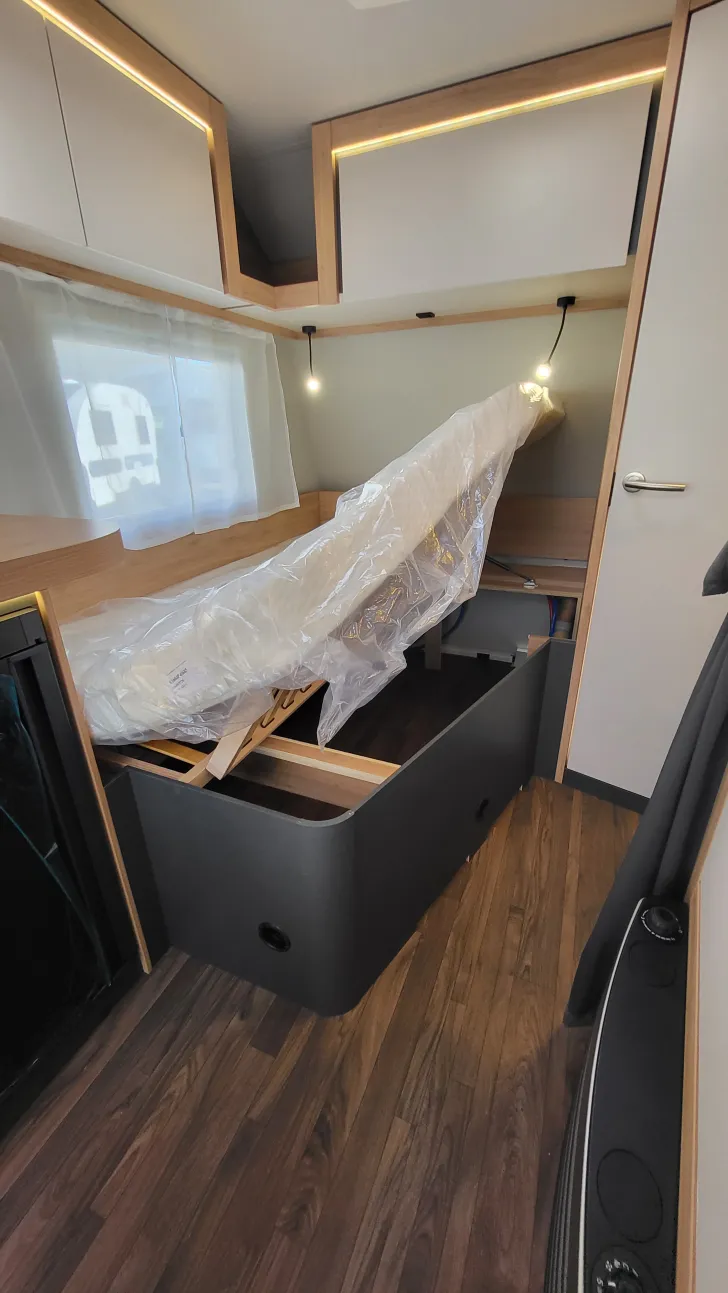 Fahrerhaus Knaus Sport 450 FU 1800 kg/Ambientel/LED Umriss