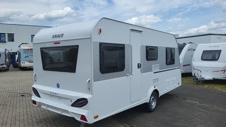 Schräg Hinten Knaus Sport 460 EU 1800 kg/Ambientel/LED Umriss