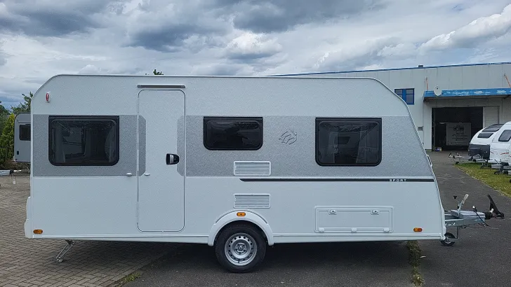 Seitlich Knaus Sport 460 EU 1800 kg/Ambientel/LED Umriss